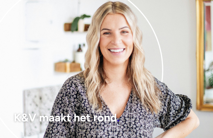 Lachende blonde dame voor blogartikel van Keijzer & Vergeer.