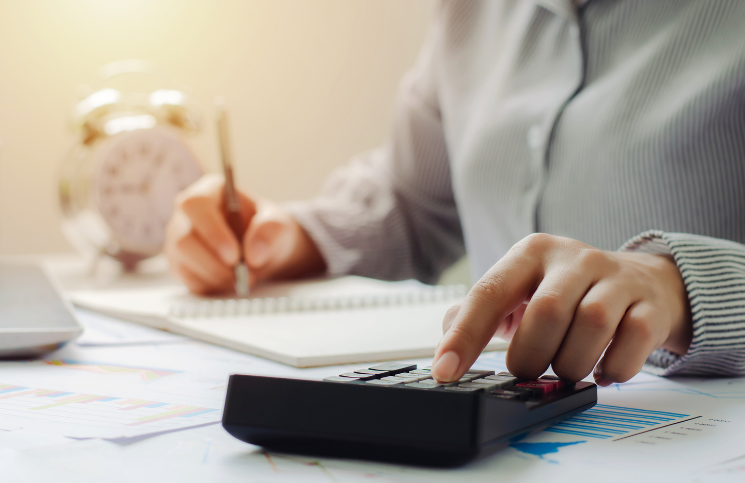 Persoon schrijft notities tijdens financieel adviesgesprek.